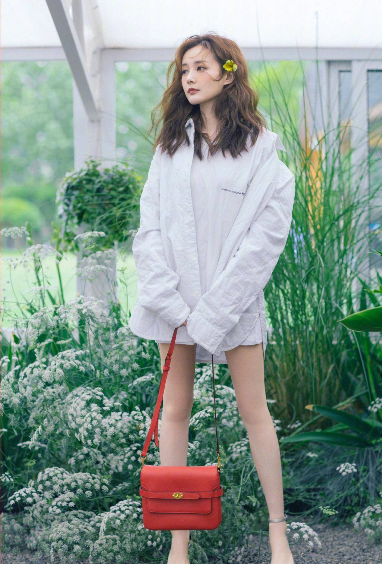 原创别看李一桐人不红穿搭却一直在线丸子头配衬衫都能穿出高级感