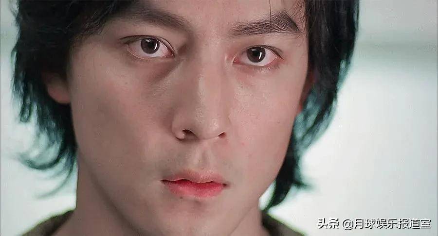 仔细看吴彦祖夫妇的五官,47岁的吴彦祖发际线后移,额头亮的反光,眼角