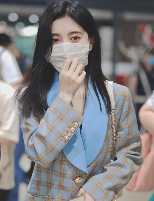 原创鞠婧祎的脸有多小看到她戴普通口罩的样子暴露她巴掌脸的真相