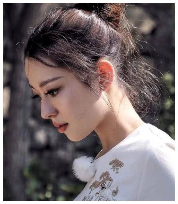 在其他无数场景中,吉娜的五官仍然是最细腻的,侧脸也是最美丽动人的