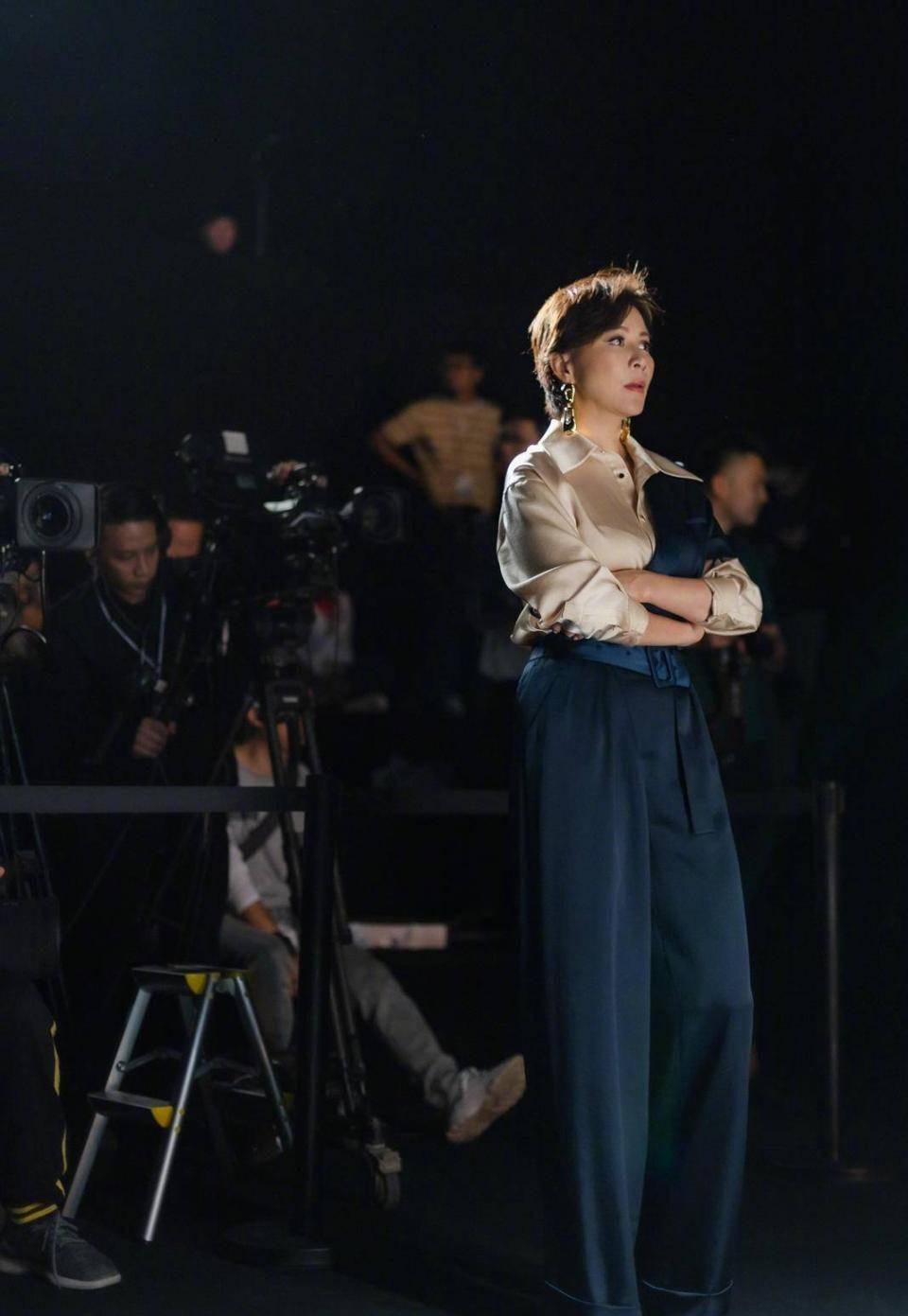 穿白衣白裤清新减龄,这身材60后里少见_嘉玲姐_白色_设计