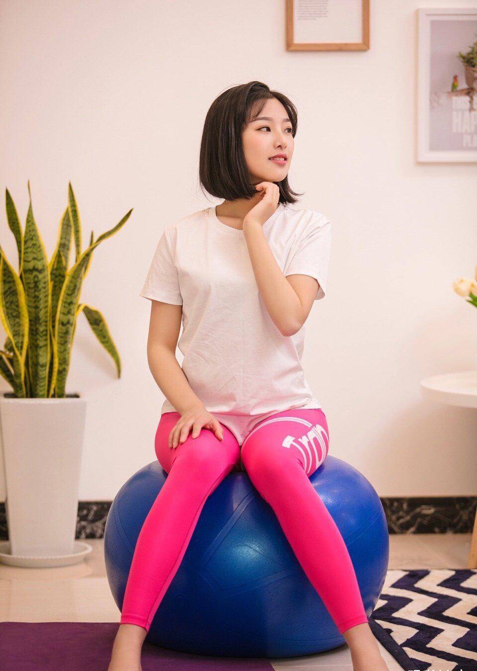 穿瑜伽裤的美女,配上一个瑜伽球,给人一种时尚和活力兼备的感觉_运动