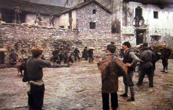 1941年,湘西土匪头子交枪投降,半夜遭暗算,身中6弹跳窗逃跑_郭思演_山