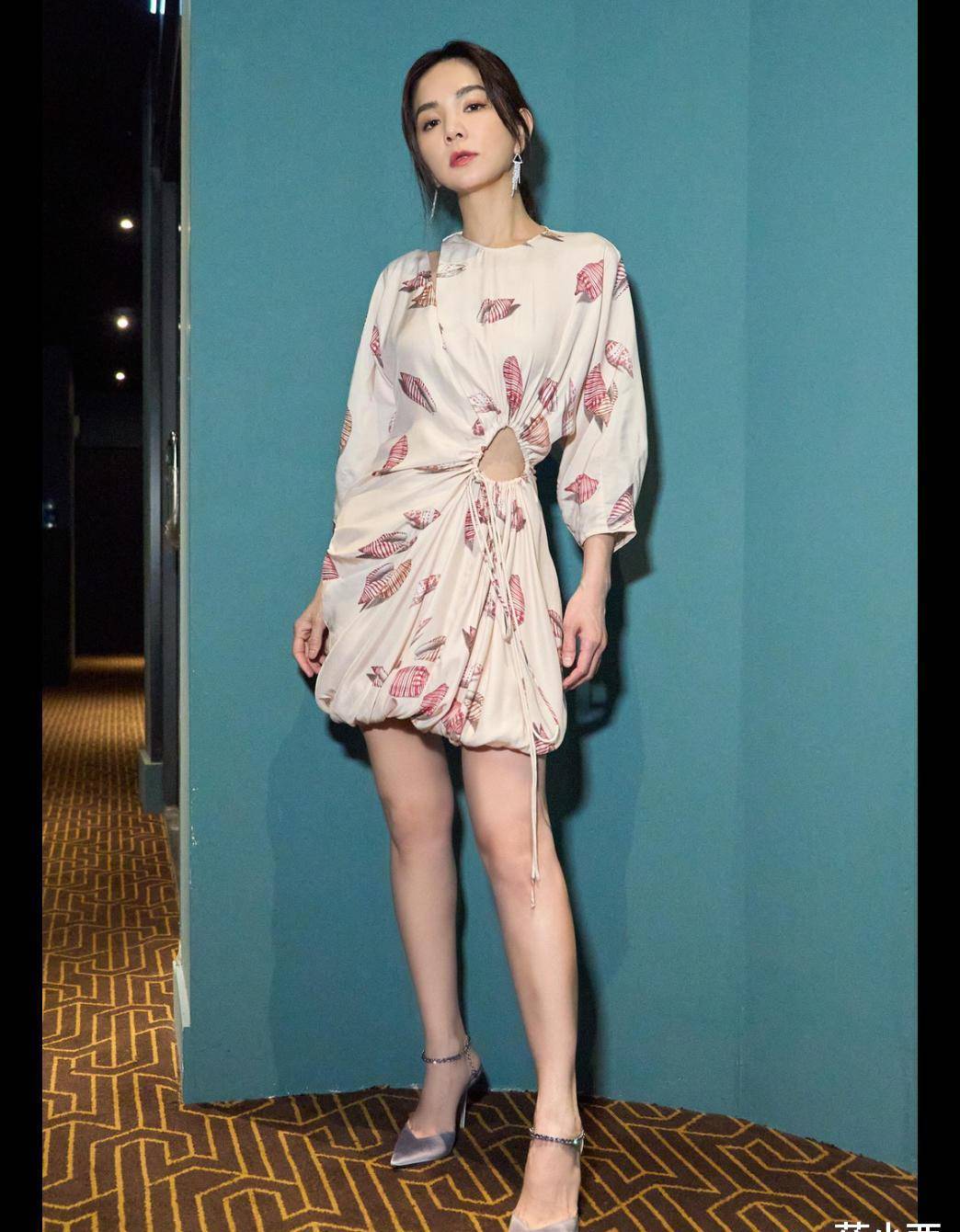 ella陈嘉桦不愧是女团出身,穿印花裙腰间挖个洞,如今气质大不同_时尚