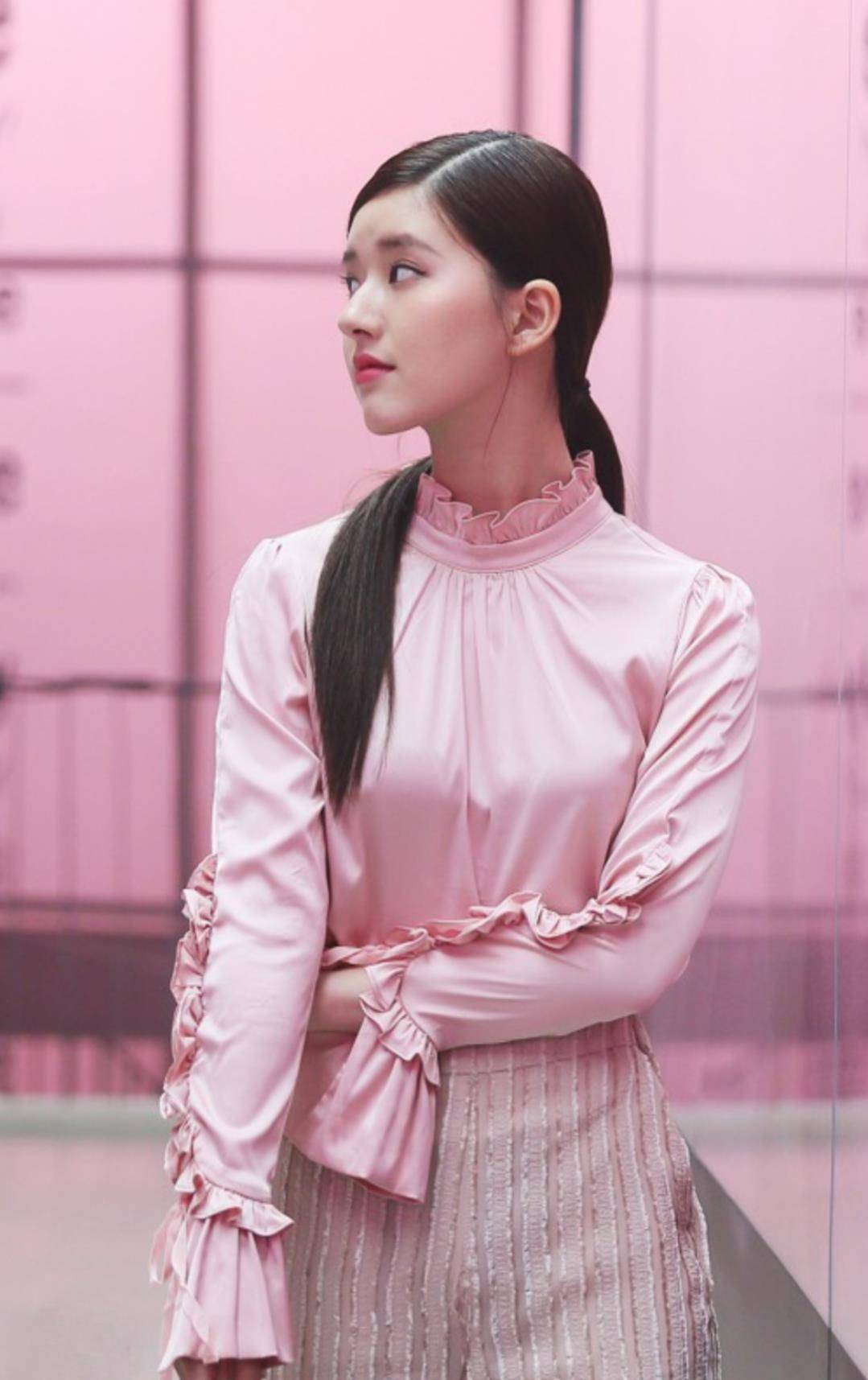 98年出生的赵露思性格很开朗,有着甜美笑容的她在扮演"陈芊芊"这个