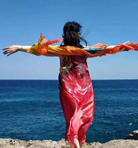 风轻了,天暖了,妈妈们的旅游照又上热搜了_丝巾_阿姨_什么