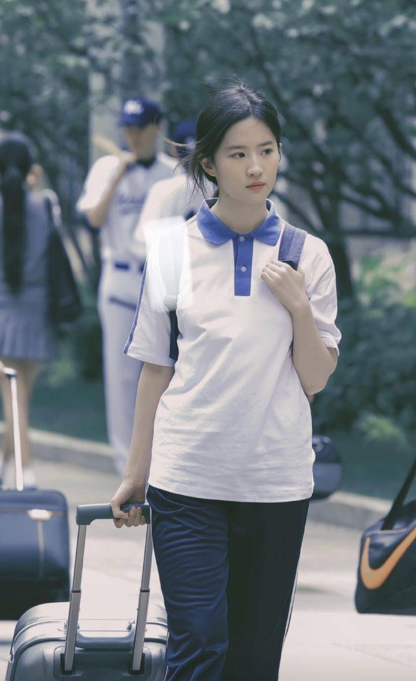 原创刘亦菲自爆上学时期没人追看清她的校服照后给我也不追