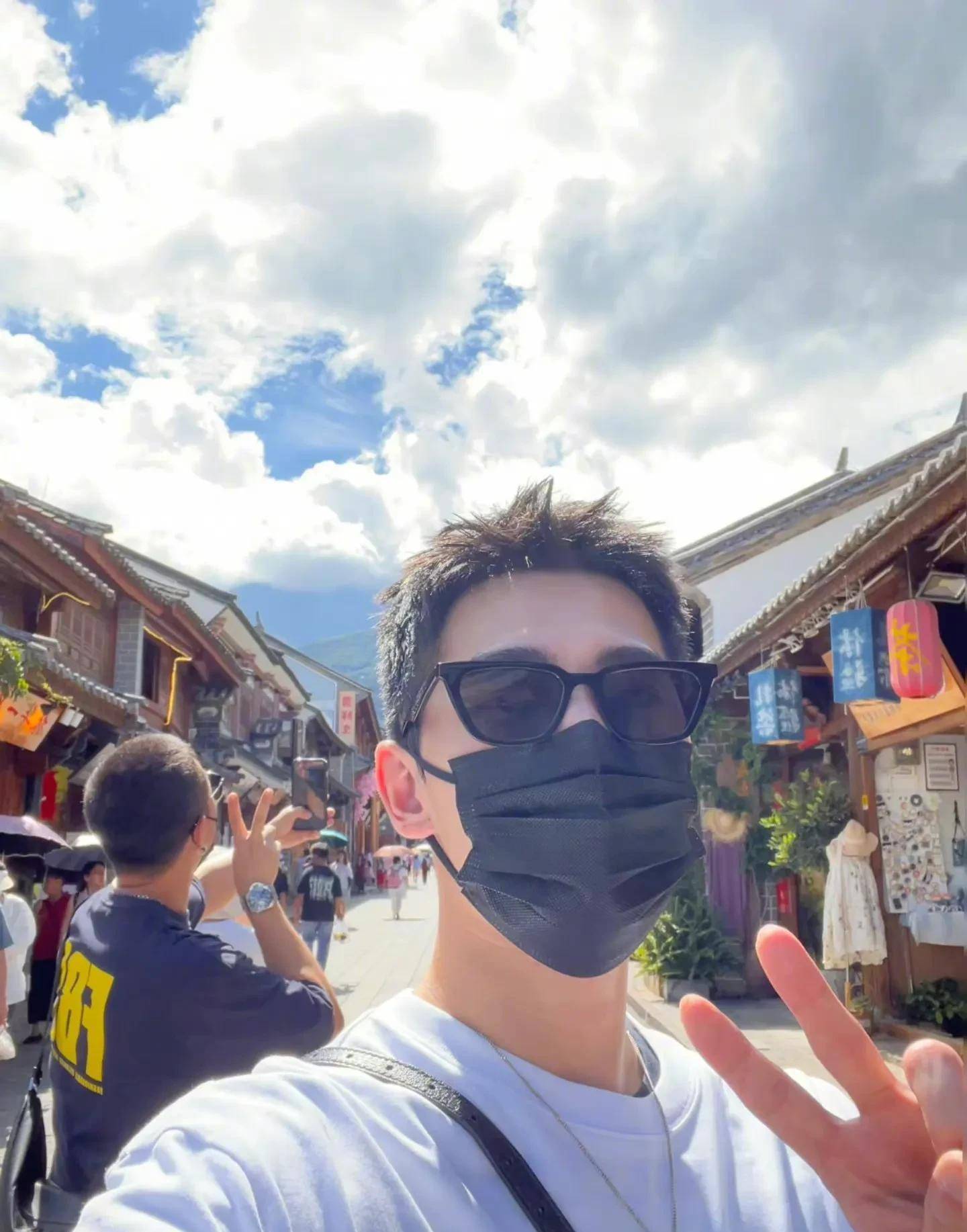 杨洋大理随拍,风景美,人也帅_天空_油画_帅哥