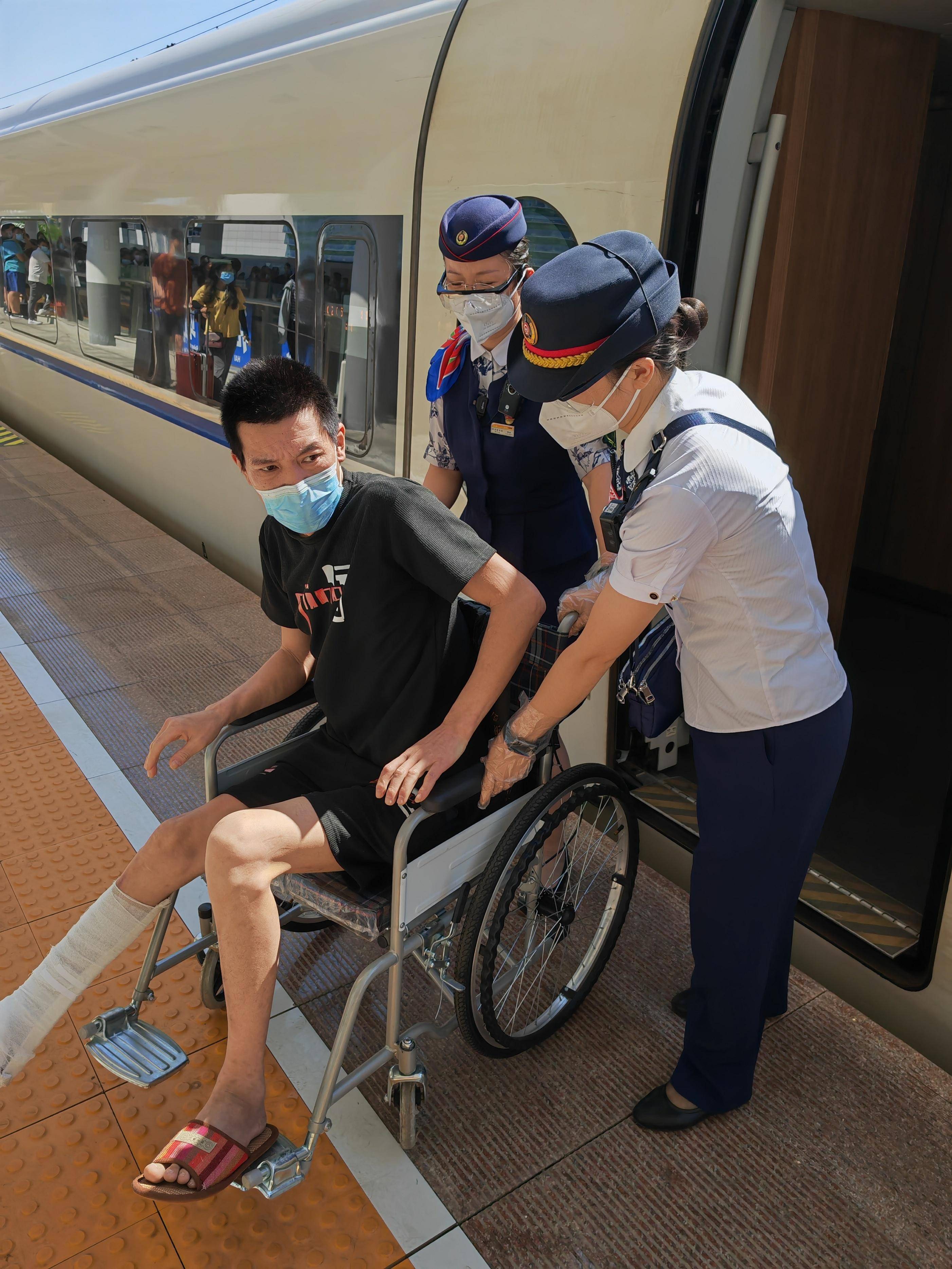 鄭州高鐵一隊讓旅客體驗美好的出行服務_次列車_車廂_輪椅