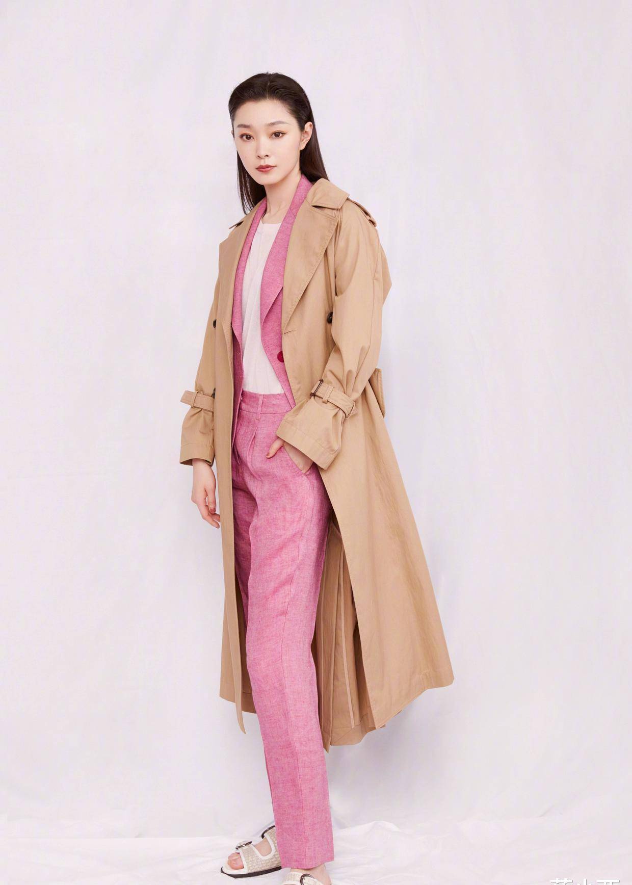 原创又被宋轶的大时尚惊艳了穿薄纱挂脖裙高调亮相真不怕展露