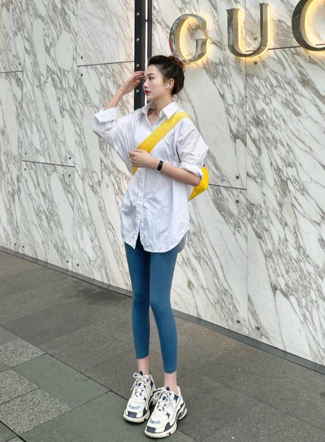 鲨鱼裤款式是属于紧身款,所以在搭配的时候一定要运用宽紧对比的套路