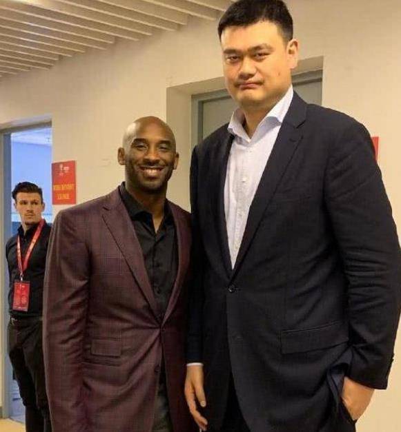看看他跟姚明握手的样子,要是我们不知道他们真实身高的话,恐怕真