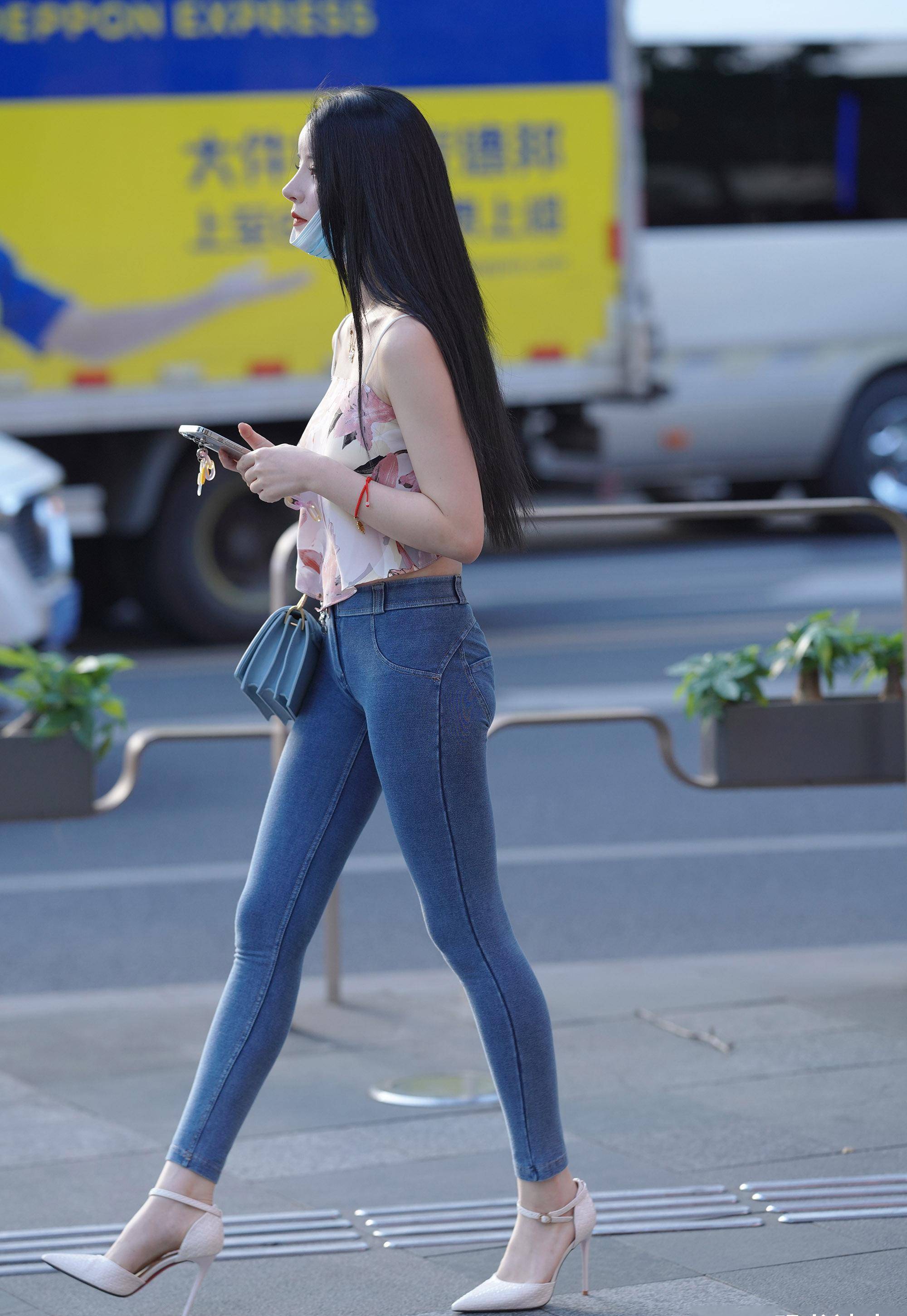 原创让人快看腻了的牛仔裤穿在时尚美女身上的时候依然惹眼又迷人