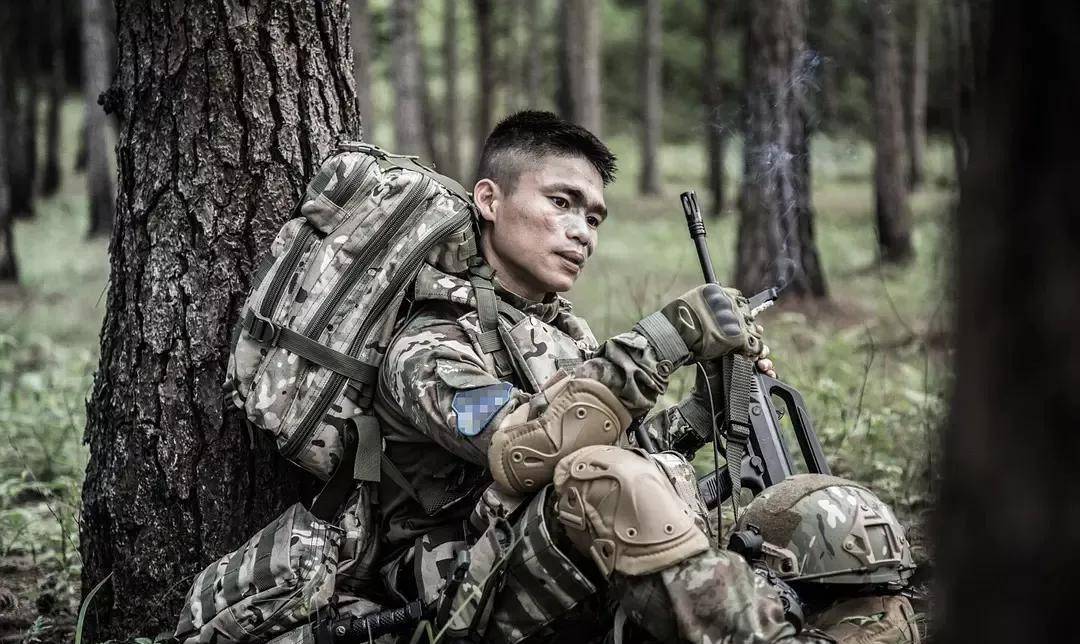 当时吴京为了拍战狼去特种兵训练,庄小龙带他去训练,所以庄小龙退伍的