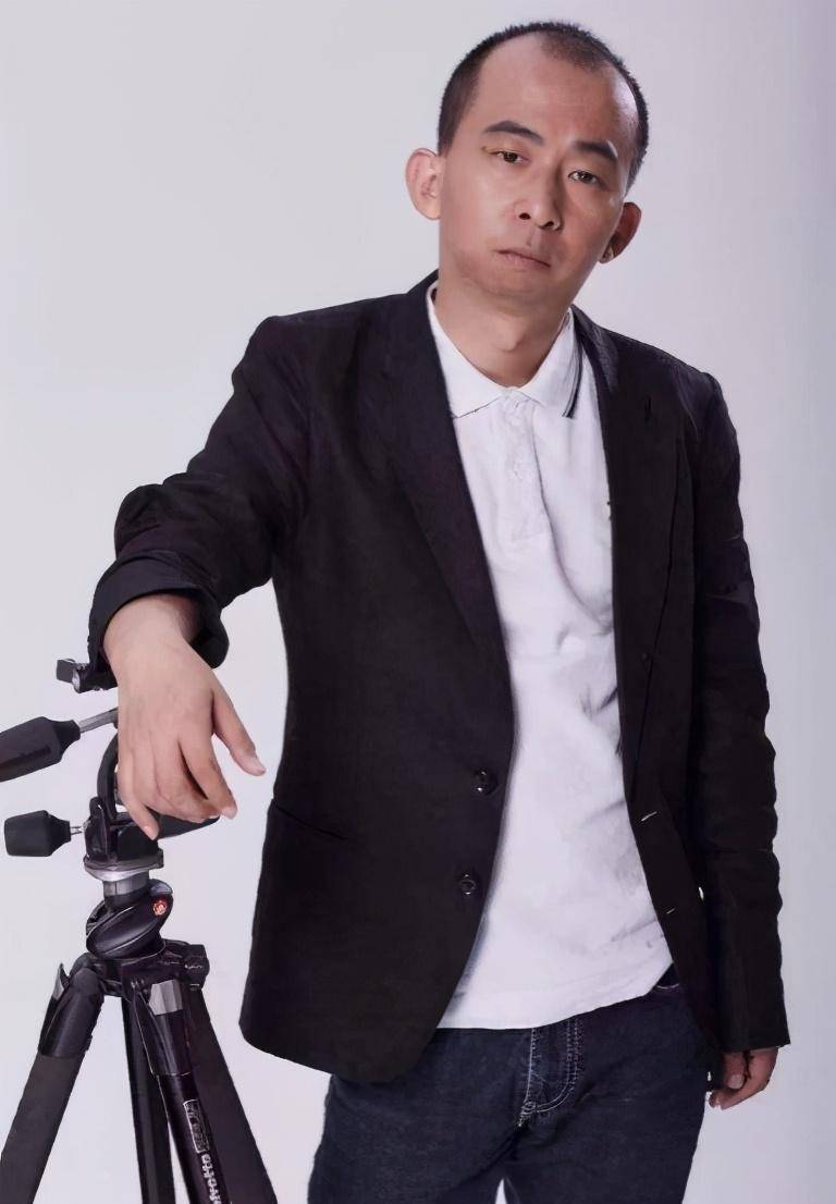 "第一丑星"巨兴茂:娶了美妻,开上豪车,身价过亿的人生赢家_长相_演艺