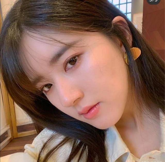 额前还有几缕空气刘海,让她看起来非常可爱,赵露思本身就是偏圆脸类型