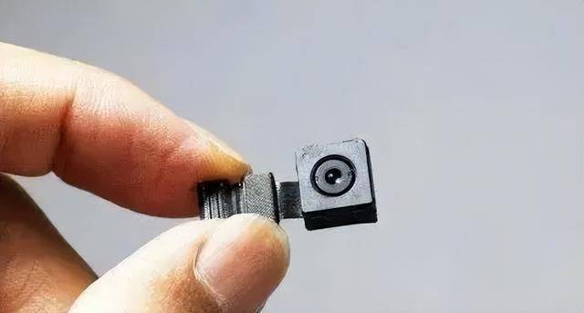 除了提防这些可能会藏着针孔摄像头的可疑物品之外,女孩子们就连在