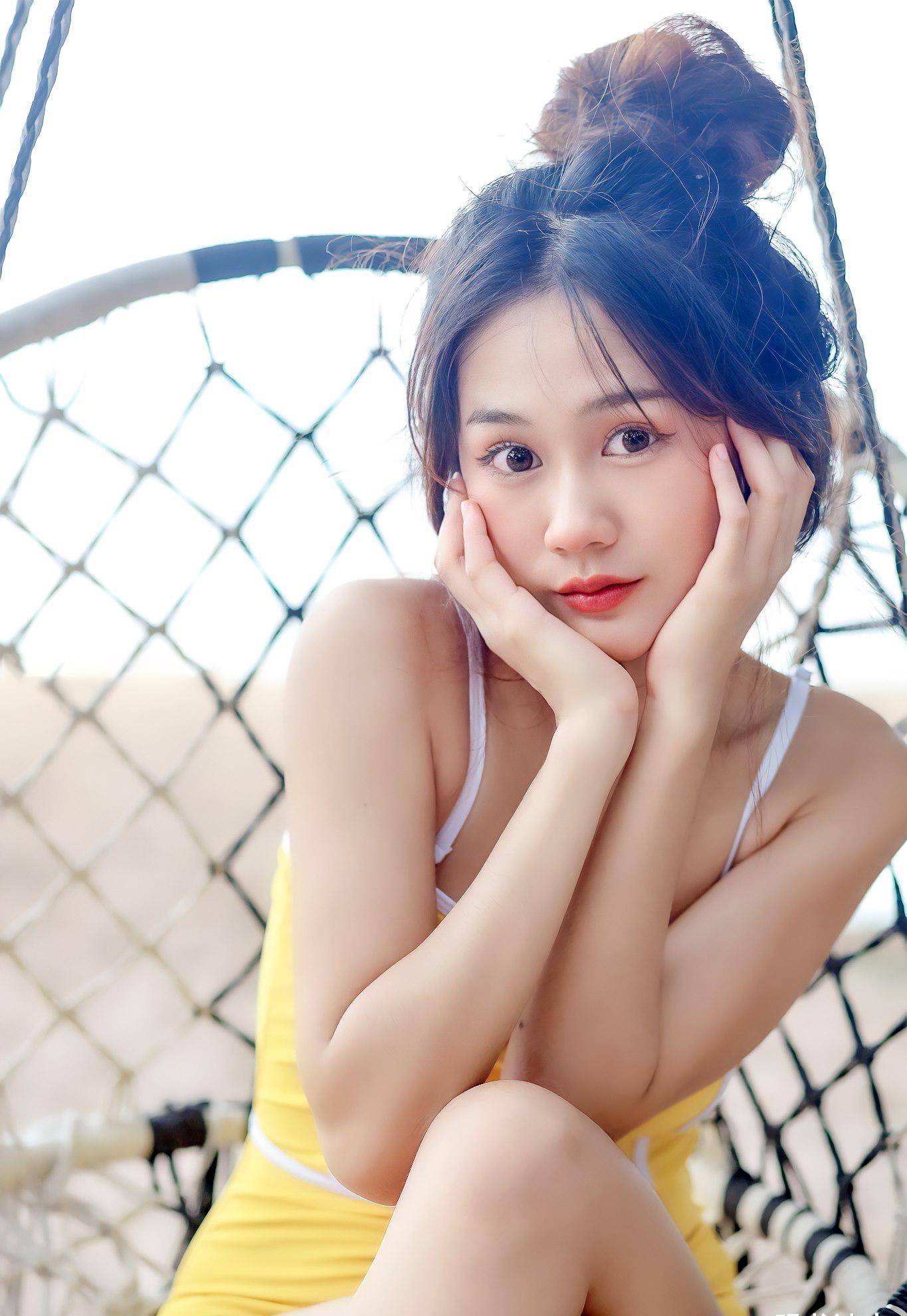 穿连体时尚的青春女生,除了甜美可爱之外,也有小小的时尚_泳衣_女孩子