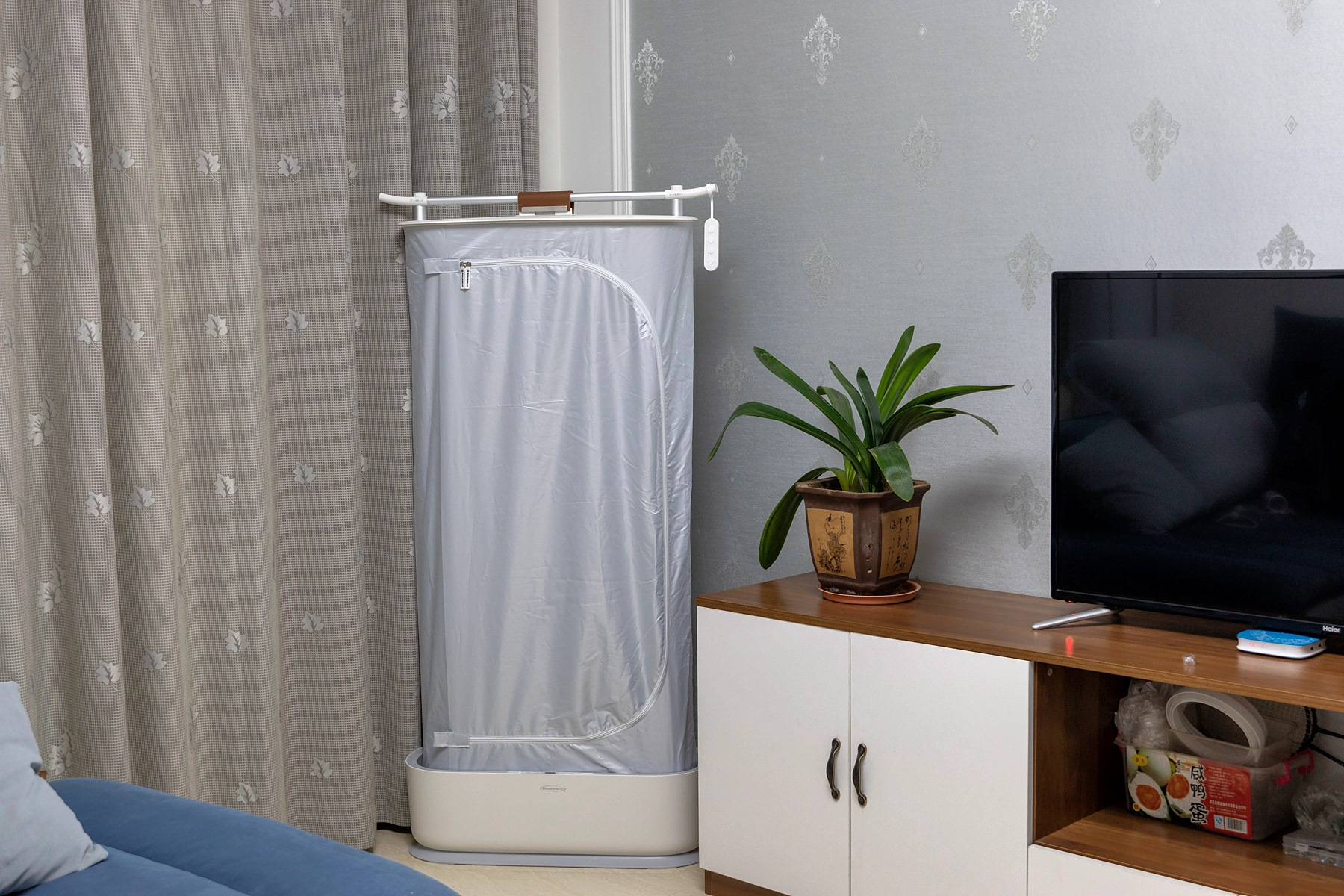 舒乐氏“全自动挂烫机”:能除皱,会烘干,家中衣物轻松护理