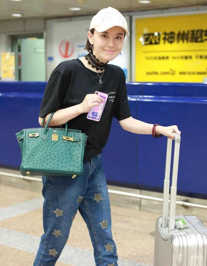 吕佳容素颜现身戴着加大版的黑色时尚颈链女神也驾驭不了