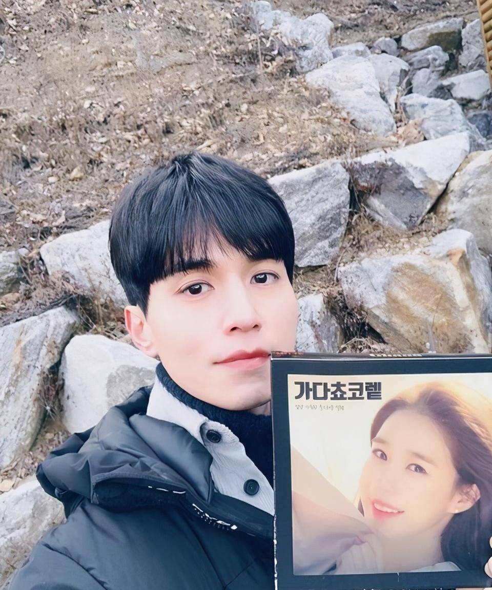 李栋旭追星iu李知恩!