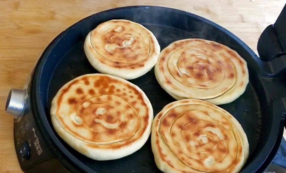 农村妈妈教你河南特色火烧馍,香软好吃,做法简单,当地人很喜欢_边也