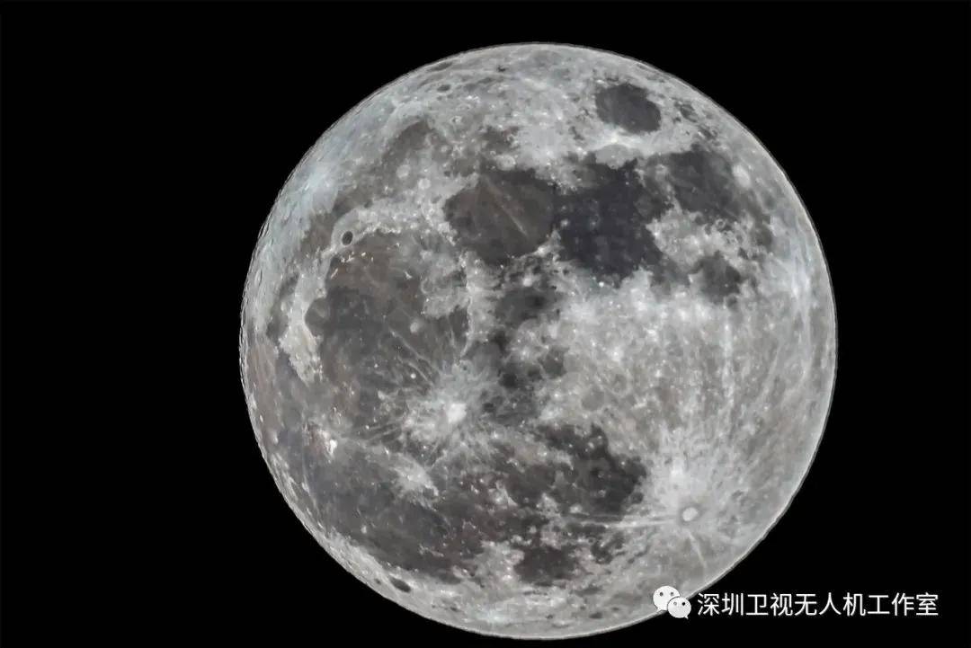 由深圳卫视无人机拍摄的超级月亮近照据报道,7月14日的月亮是本年度最