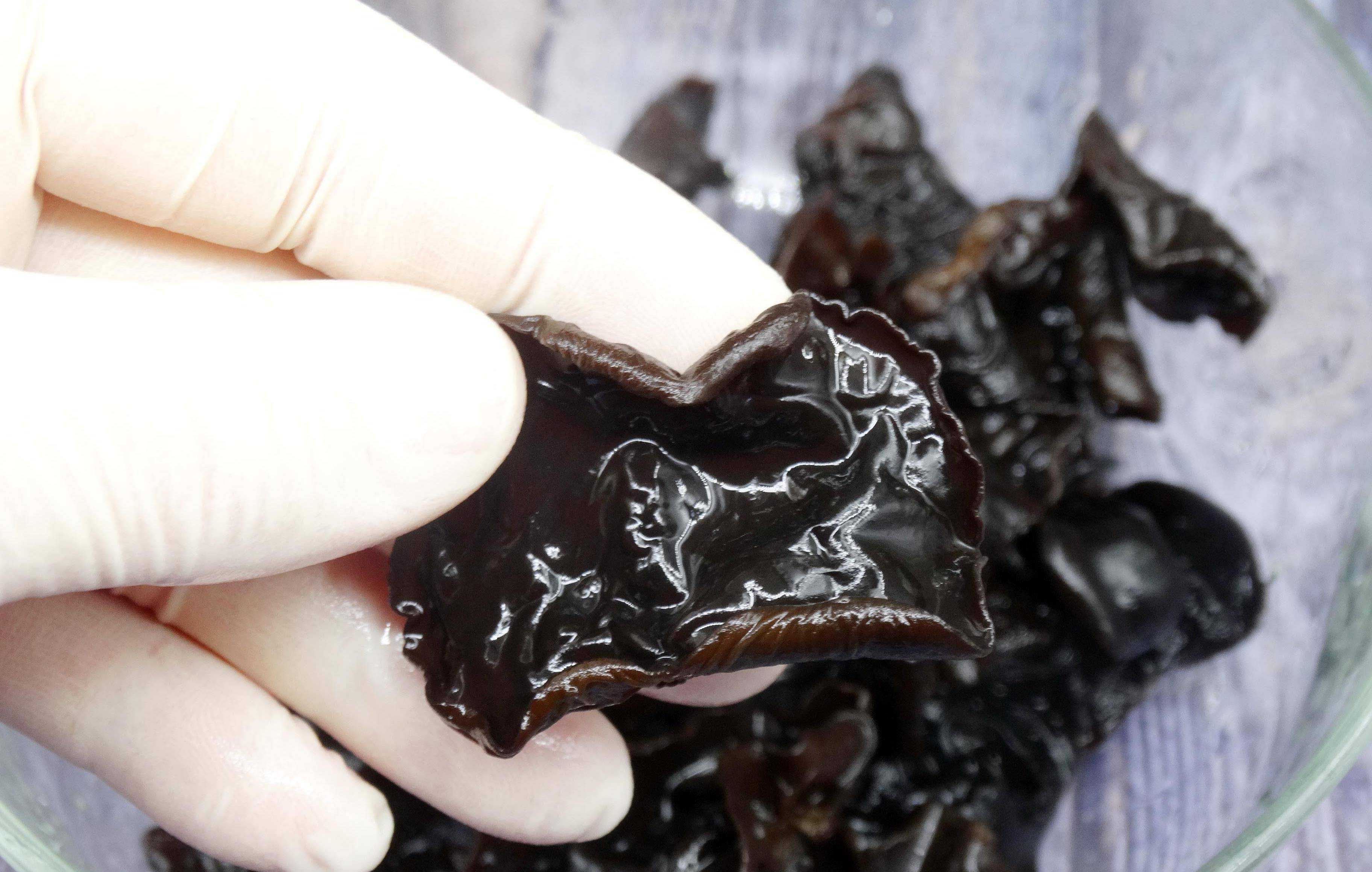 春节泡木耳,现吃现泡最省事,教你一招,1分钟发一盆,又大又软_步骤