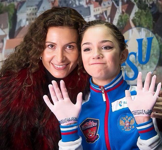 俄罗斯"冰上女皇"梅德韦杰娃,20岁退役当模特,近照大变样_扎吉托娃