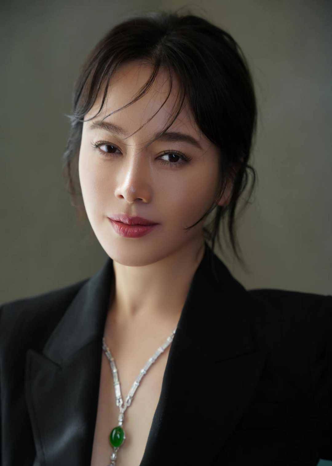 又被左小青的美惊艳到,时尚穿黑色西装又飒又美,轻松美出圈了_中年