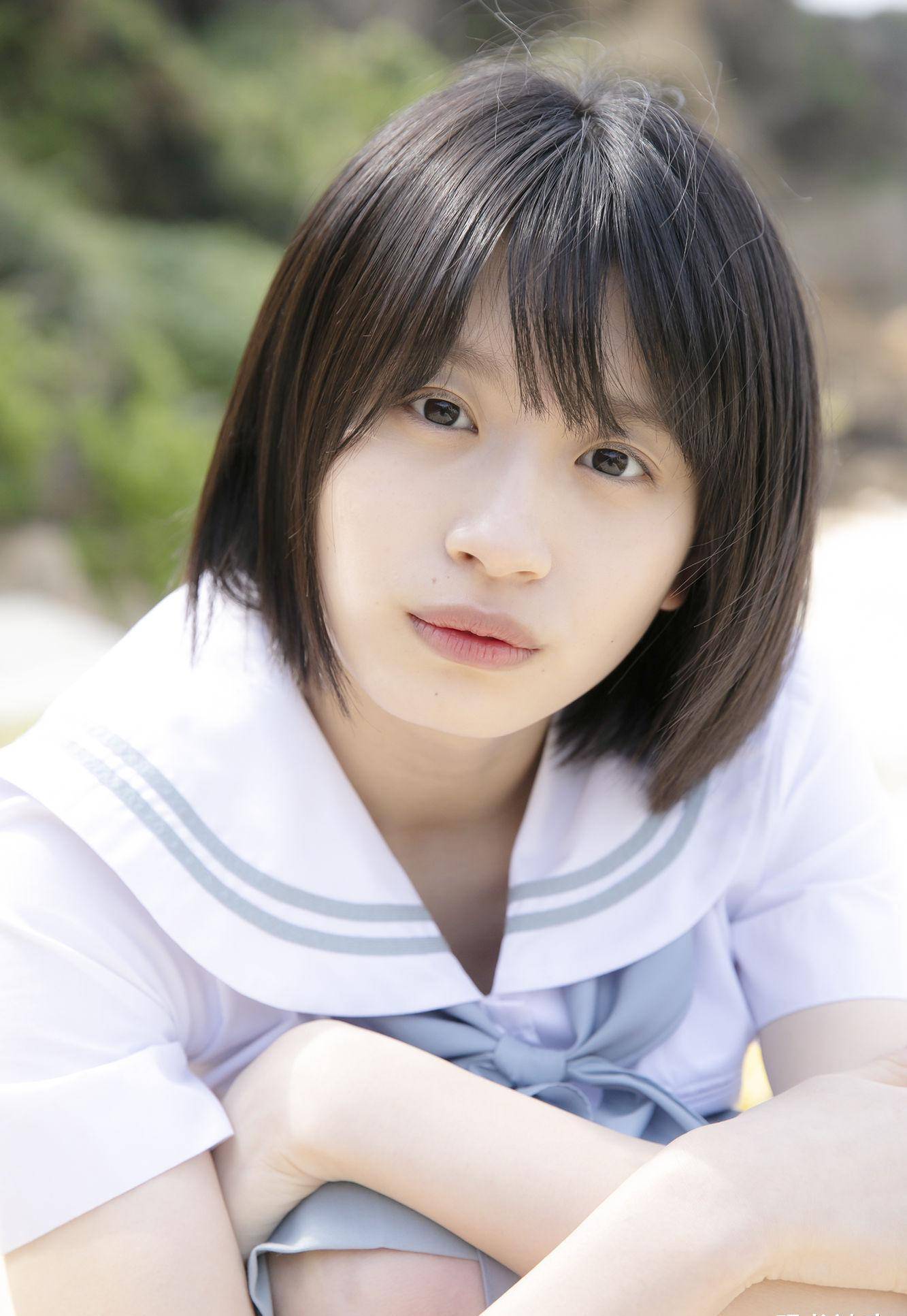 穿着水手服的国外美少女,青春烂漫的样子,像一缕阳光照进了眼睛_美感