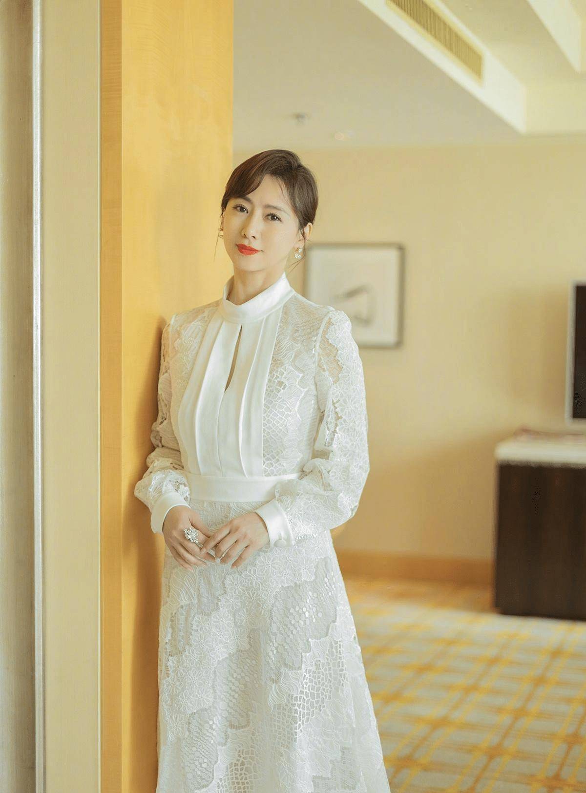 一袭薄纱连衣裙秀出3d身材,饱满又馋人_时尚_气质_女性