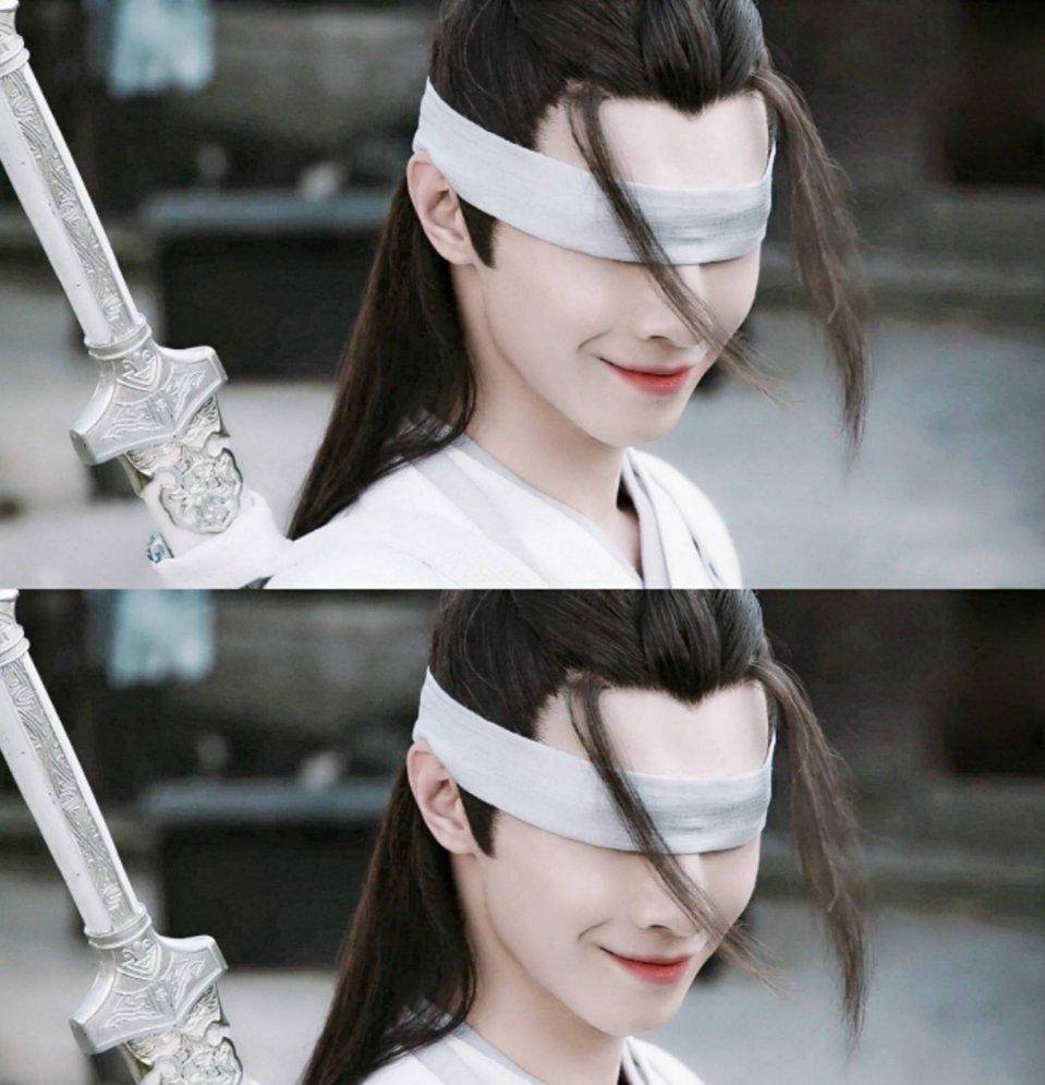 肖战蒙眼射箭的造型再加上唇角的一抹微笑,这支箭射中的不止是箭靶