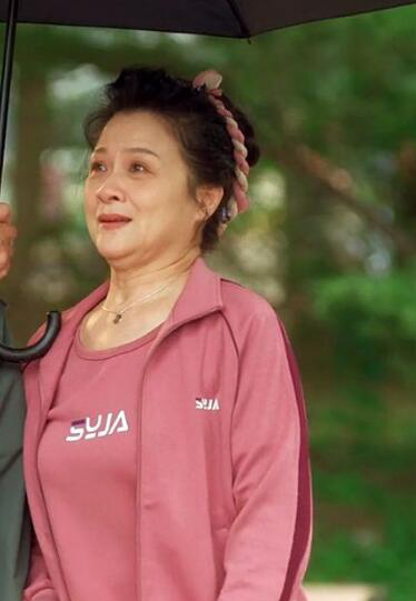 57岁"曲筱绡妈"穆丽艳:穿素穿花都得体,妈妈们照穿就好看