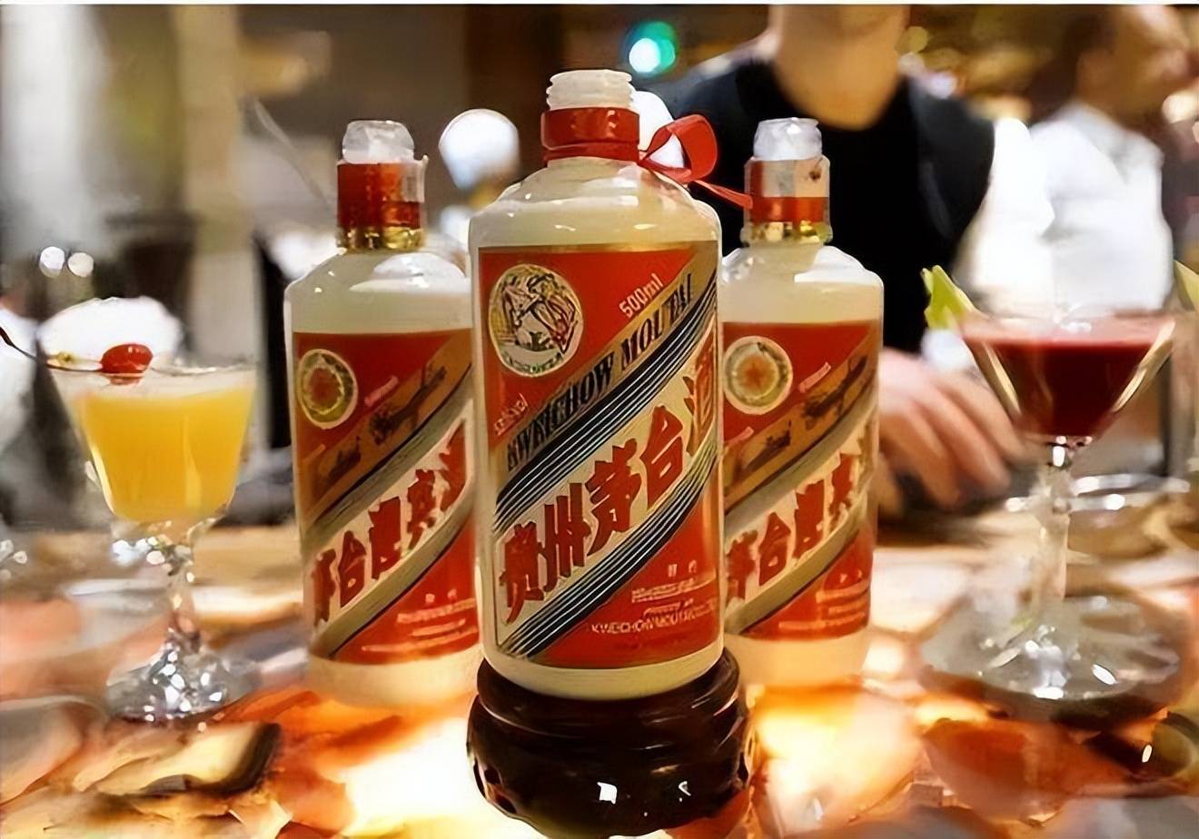 桌子上摆满酒瓶的图片图片