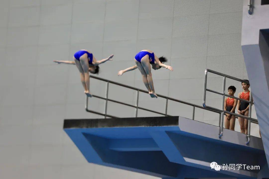 从跳板上起跳,在空中优美地翻转,轻盈地跃入水中……赛场上,跳水小将