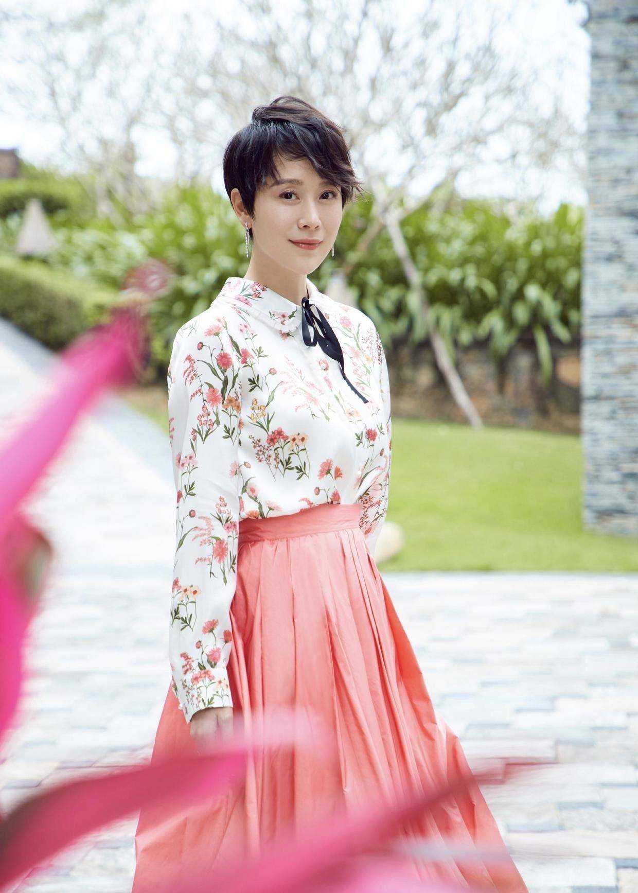 58岁毛阿敏穿搭真时髦,花衬衫配五分裤,一头奶奶灰短发好吸睛