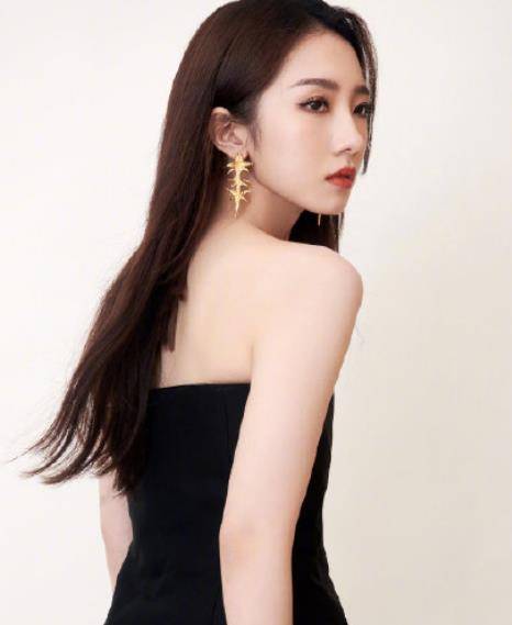 孟美岐的"流光水泥美甲"火了,以为会很丑,近看却显白不止一个度_整体