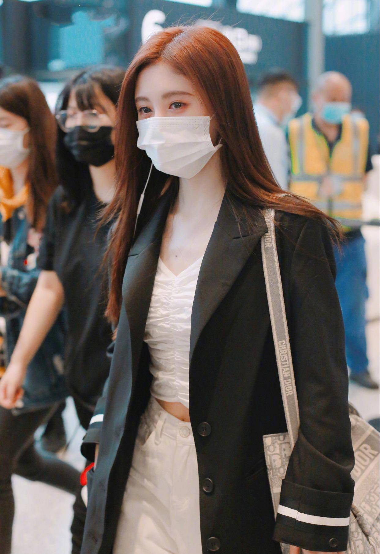 当然了,有的溜肩的小伙伴,可以尝试一下自带垫肩的衣服,像鞠婧祎穿的