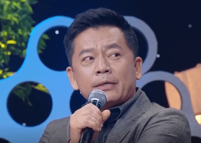 60岁何政军近照曝光,与妻子相恋32年零绯闻,如今过得怎么样?