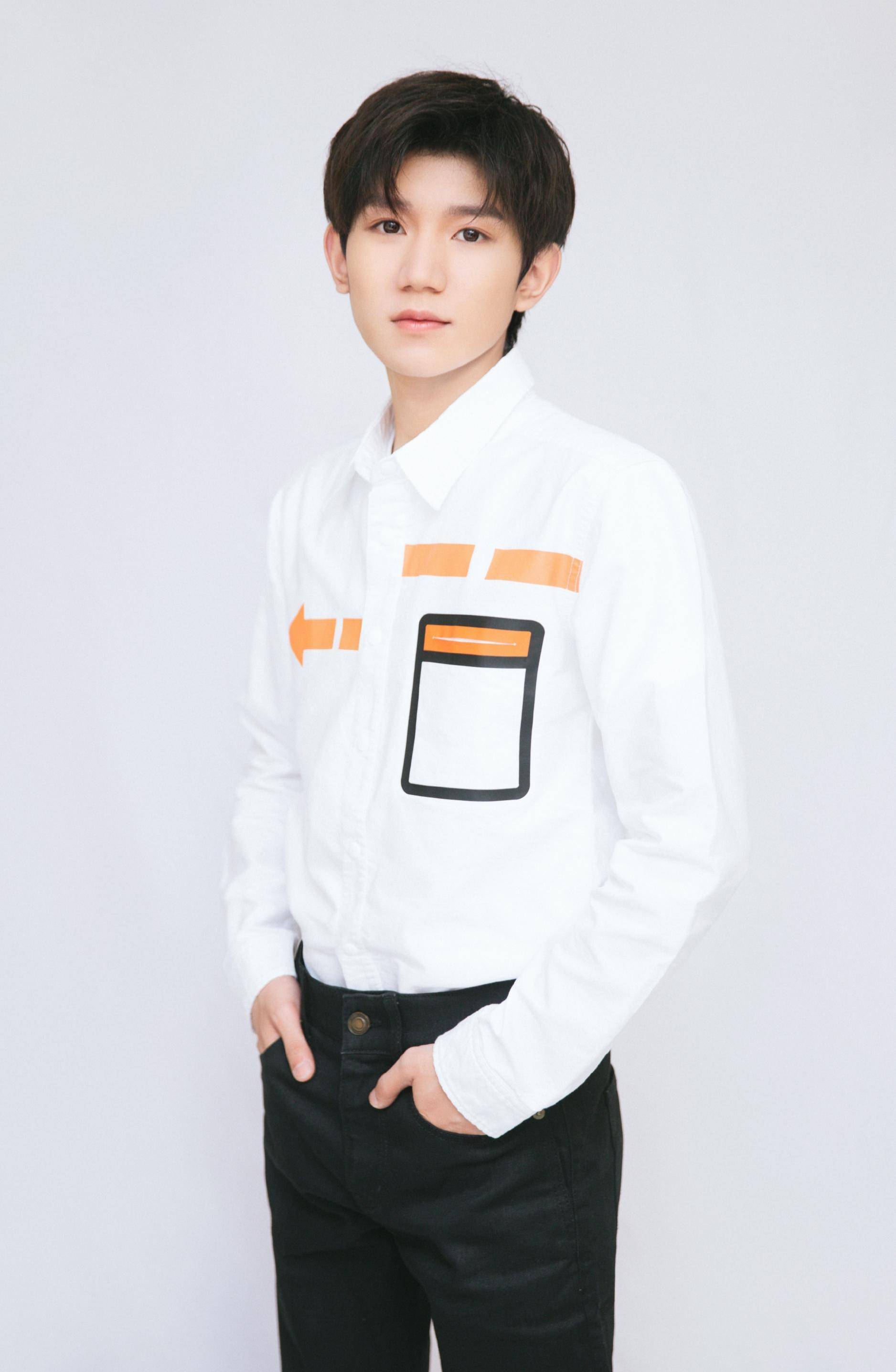 王源开始"叛逆"了,一头蓝发放荡不羁,v领衬衫真"禁欲"_少年_模样_黑色