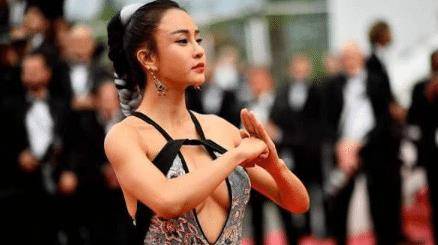 米乐M6 M6米乐她原本是瑜伽老师被成龙相中后一炮而红如今一节课就要10万？(图2)