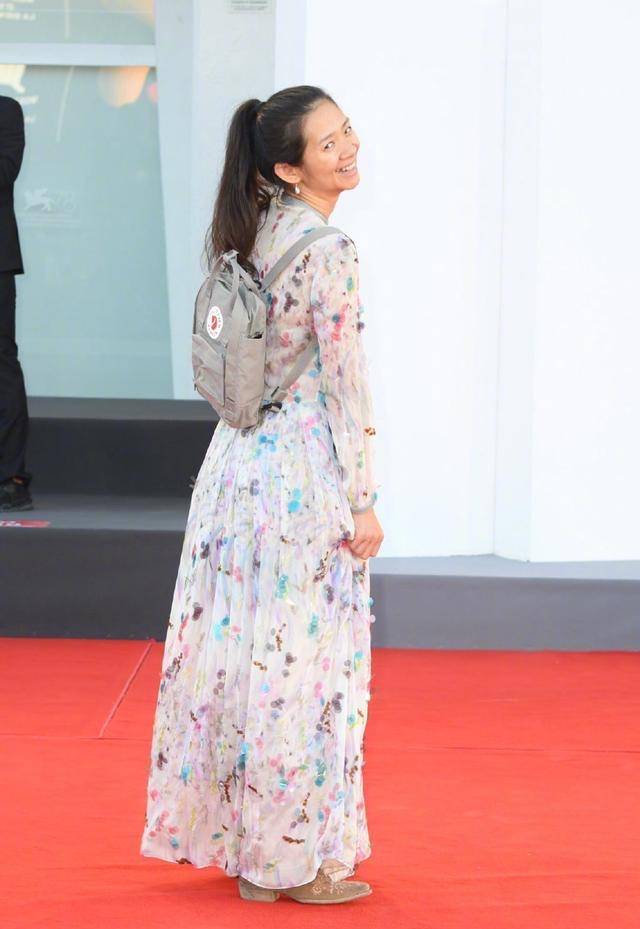 女导演赵婷真自信,穿碎花裙背双肩包走红毯,纯素颜气场却强大_印花