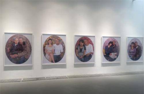 当年取出肋骨,做成项链送给5个女人的行为艺术家,如今现状如何_何云昌