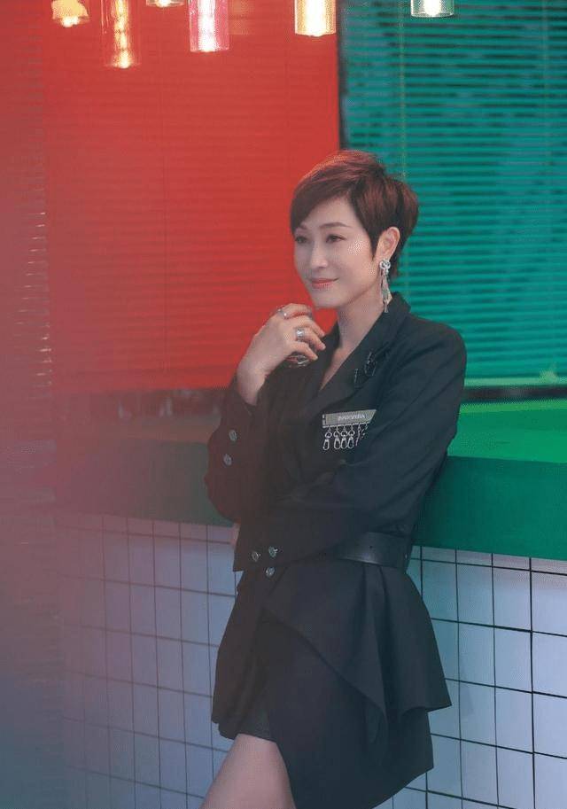 原创陈法蓉真是天生丽质的宠儿穿橘色裙配长靴不俗反而很高级