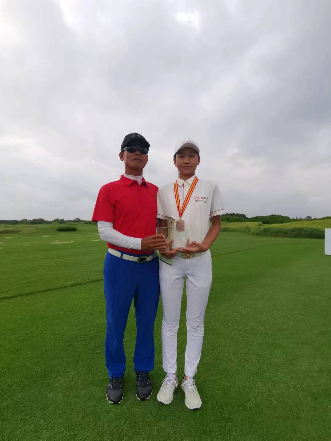 新少年张炜佳高尔夫球场上的她力量