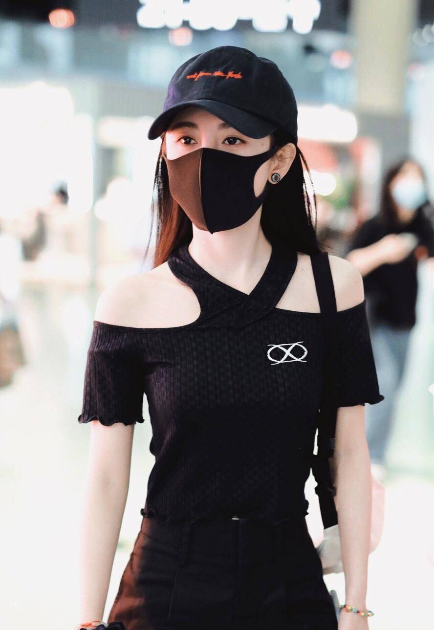 原创鞠婧祎最新街拍照穿露肩装清纯休闲假肩膀谣言不攻自破