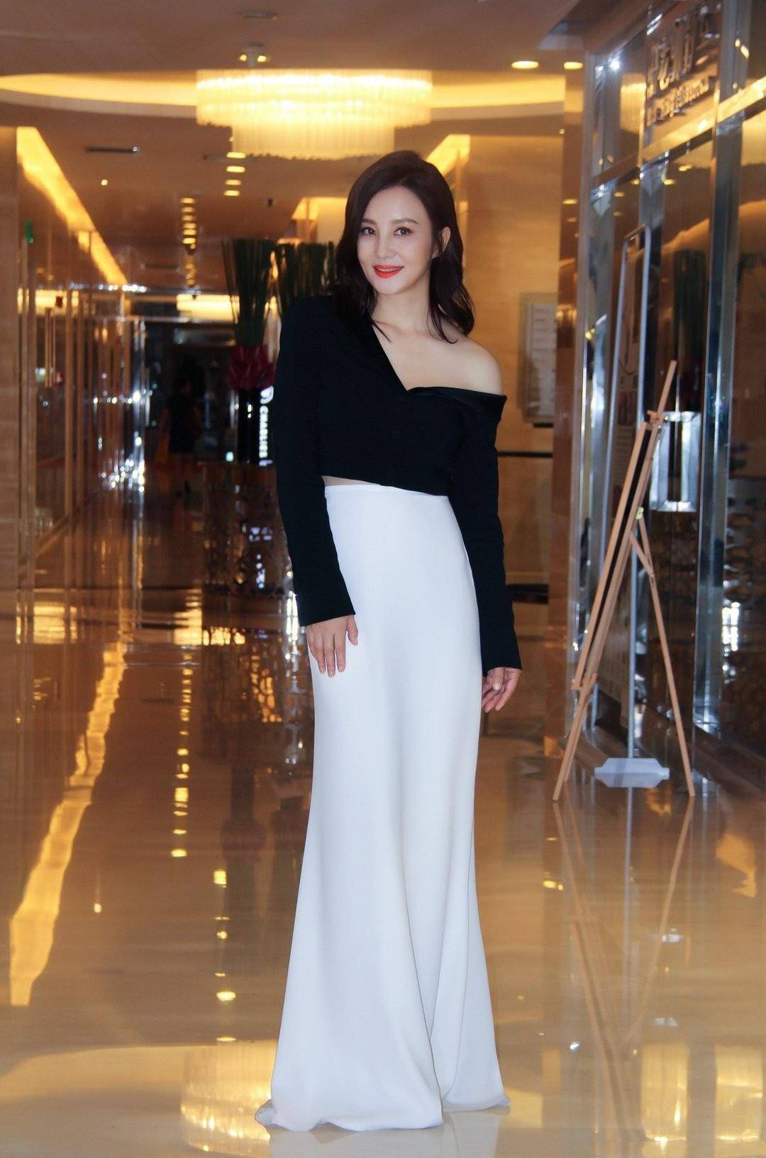 原创51岁陶红太丰盈穿露肩上衣大秀奶白肌凹凸身材不像60后