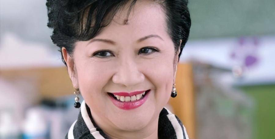 老戏骨穿深v秀事业线,童星出道还是七公主,前夫失踪卷走财产_薛家燕