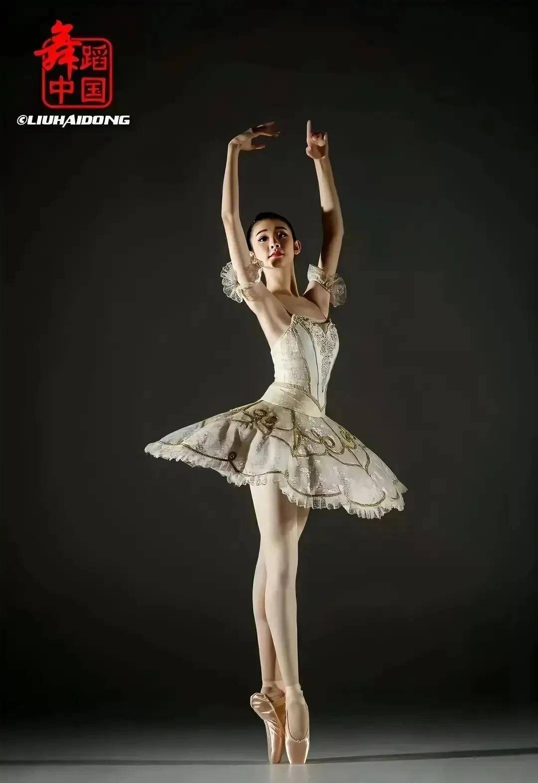 张艺凡,硬糖少女303,是芭蕾精灵,流量明星还是"女团废物"_舞蹈_观众